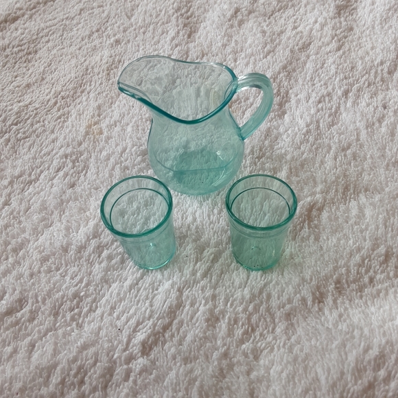 VARIETY OF SMALL DOLL KITCHEN AND BATH ACCESSORIES. - Picture 3 of 10